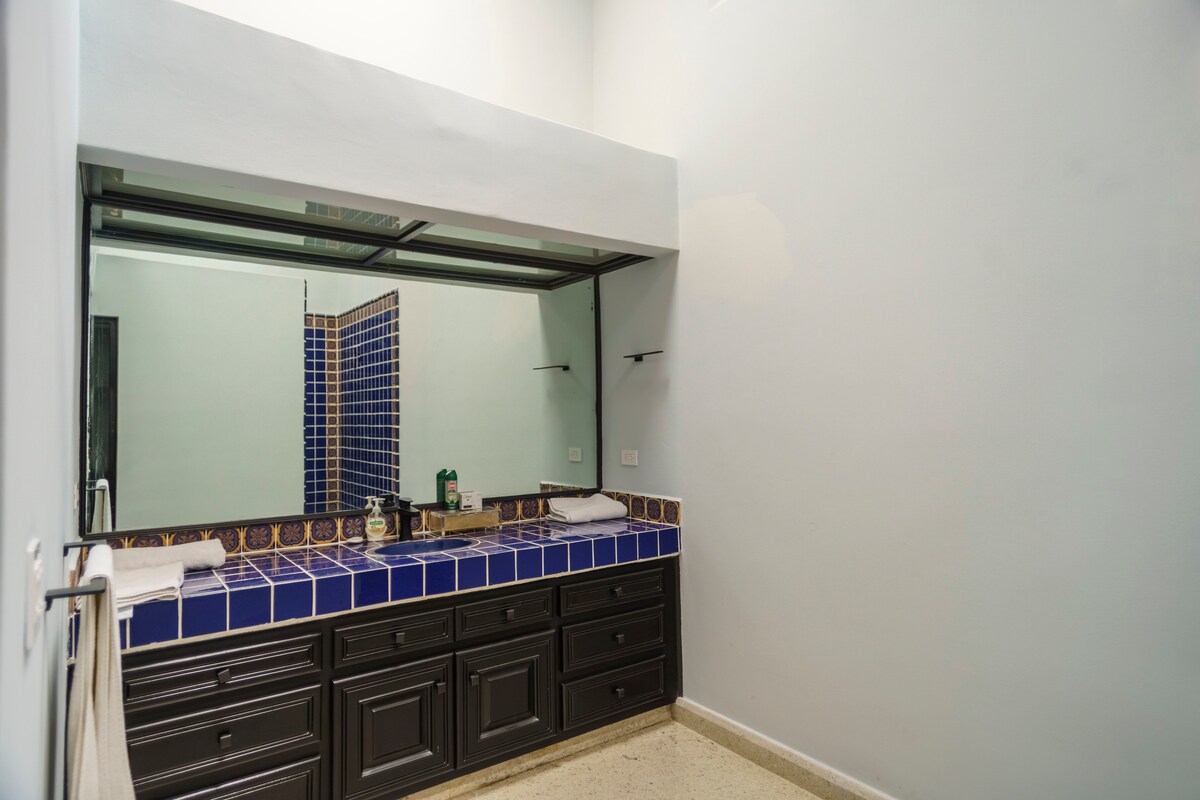 Full bathroom 3 image 2