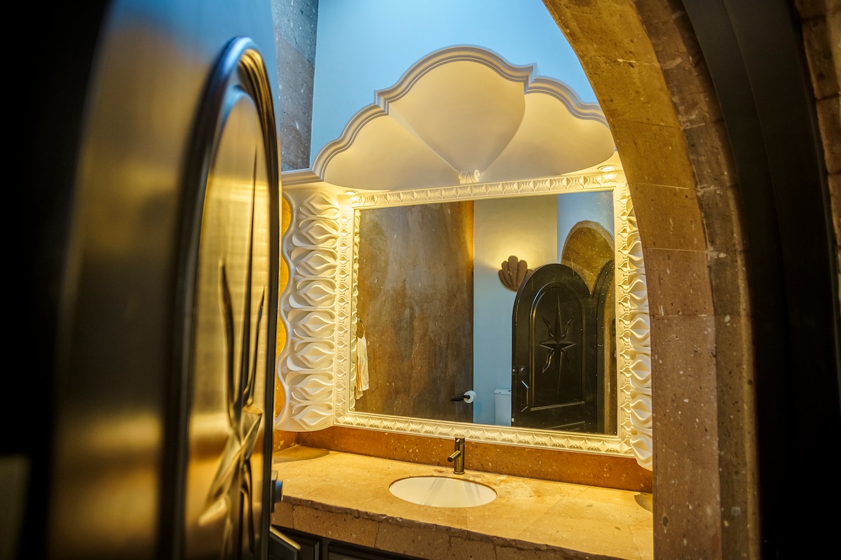 Half bathroom image 1