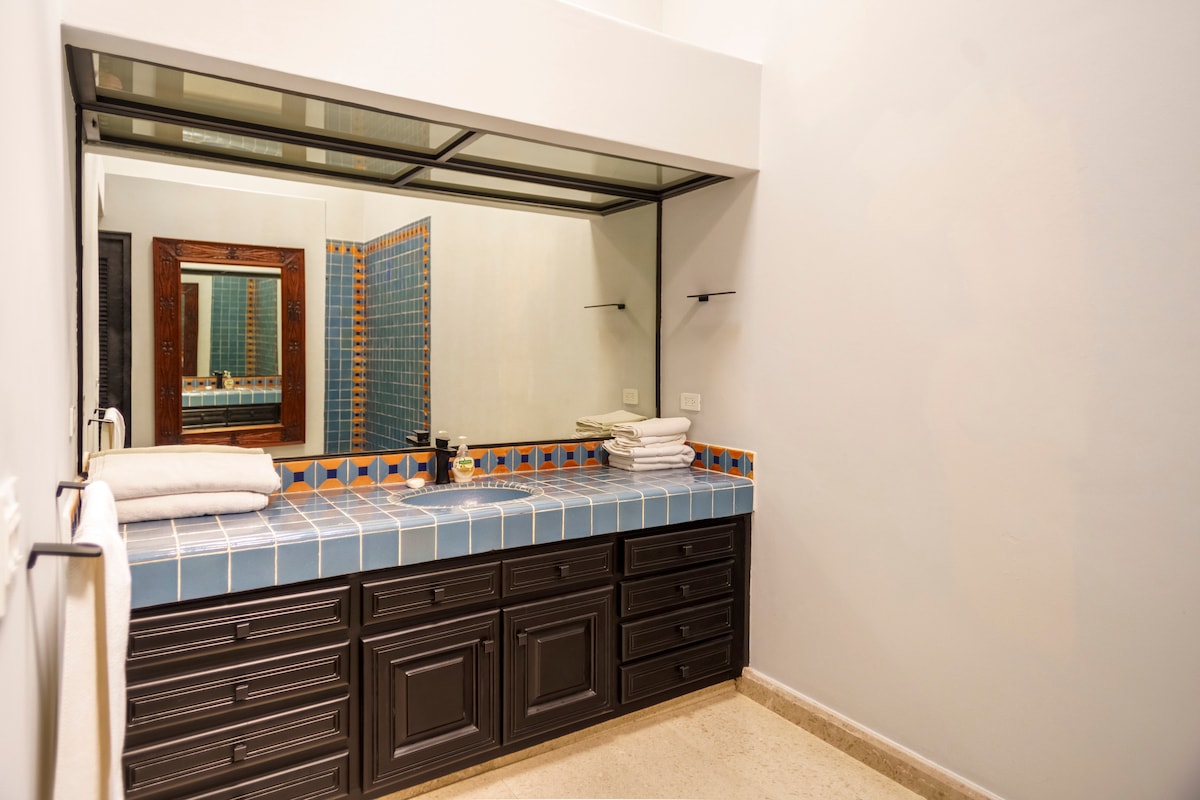 Full bathroom 1 image 2
