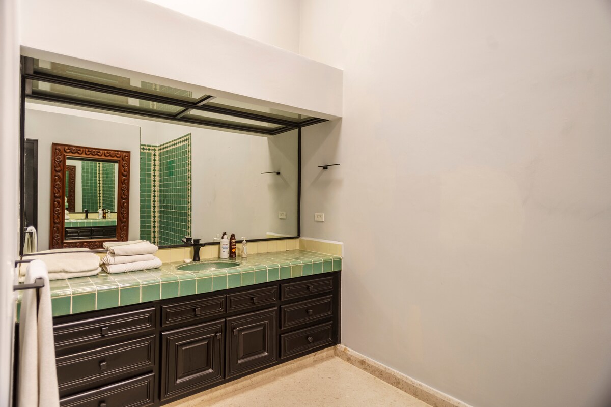 Full bathroom 2 image 2