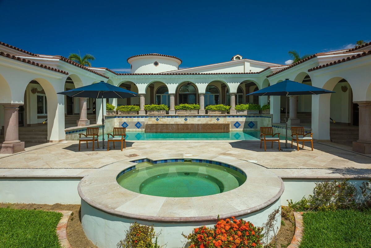 Indoor lounge area at Villa Tortuga, a beachfront villa in Punta Bella, Los Cabos.