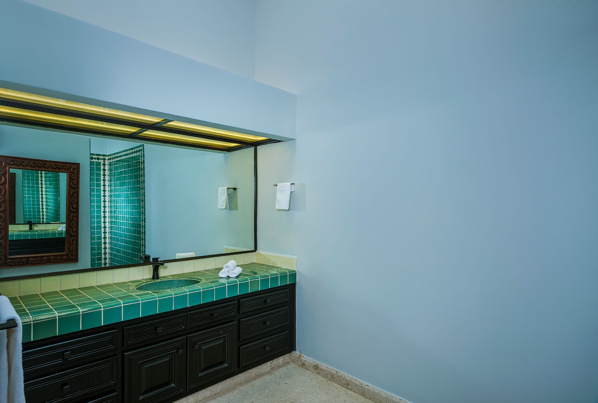 En-suite bathroom at Villa Tortuga in Punta Bella, Los Cabos.
