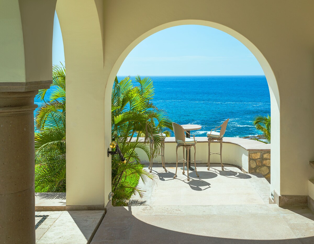 Ocean view framed by an arched doorway at Villa Tortuga in Punta Bella, Los Cabos.