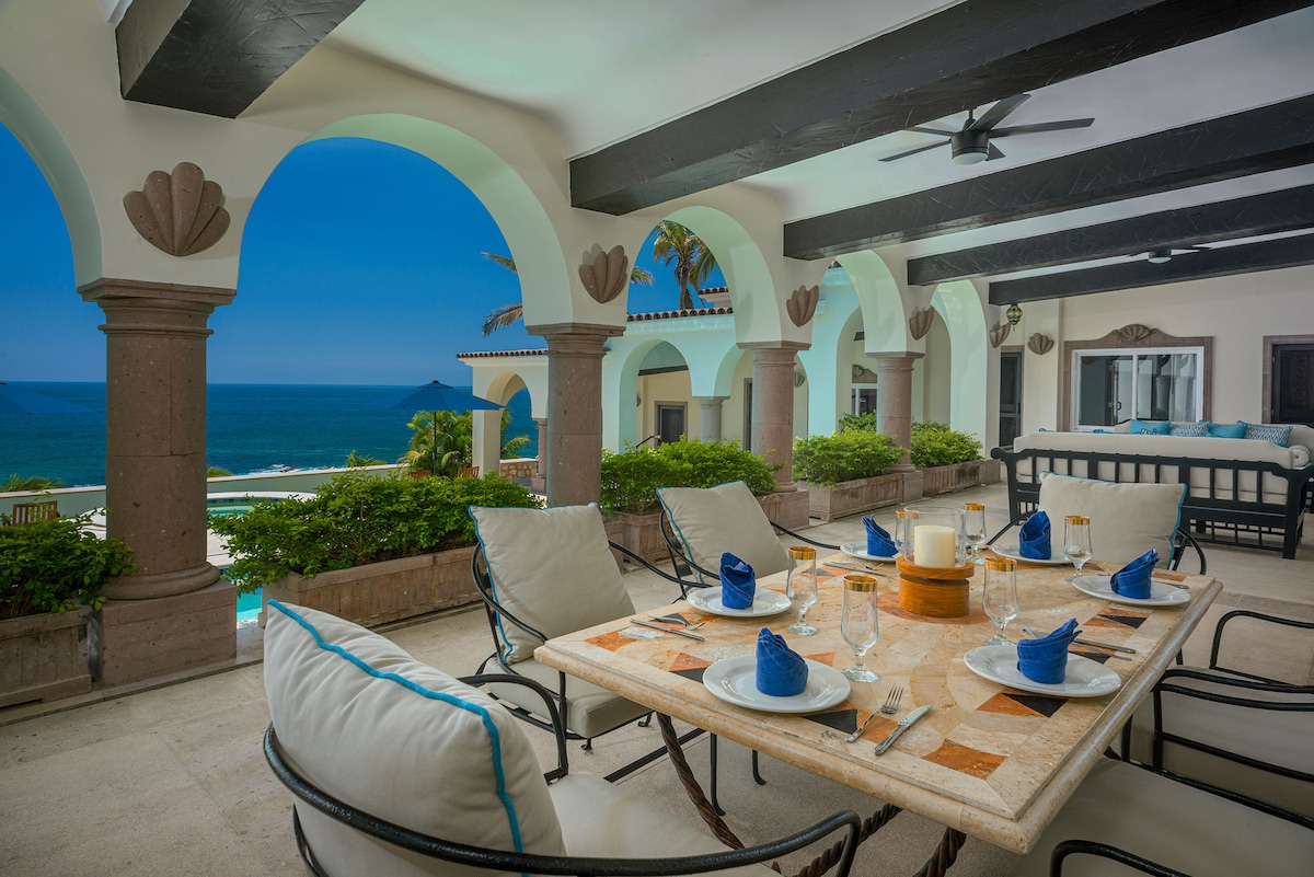 Living lounge with bar at Villa Tortuga in Punta Bella, Los Cabos.