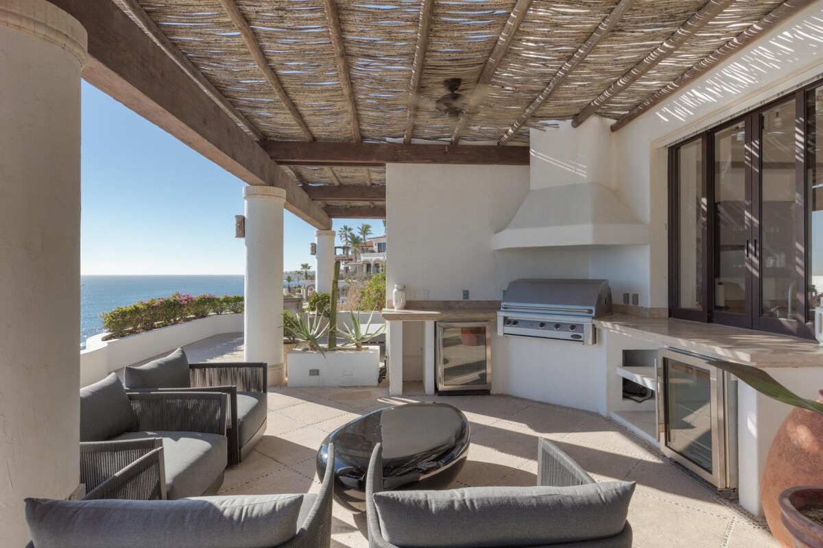 Upper Deck Living Area
