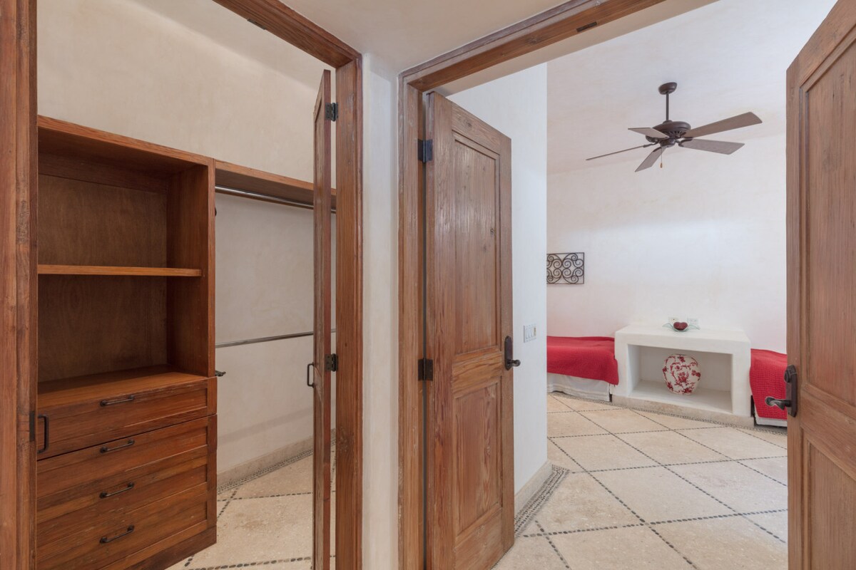 Bedroom 4 - Adjacent room with 2 single beds