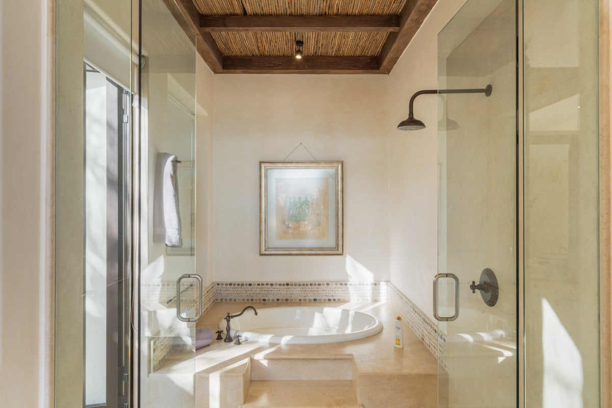 Master 2 Bathtub