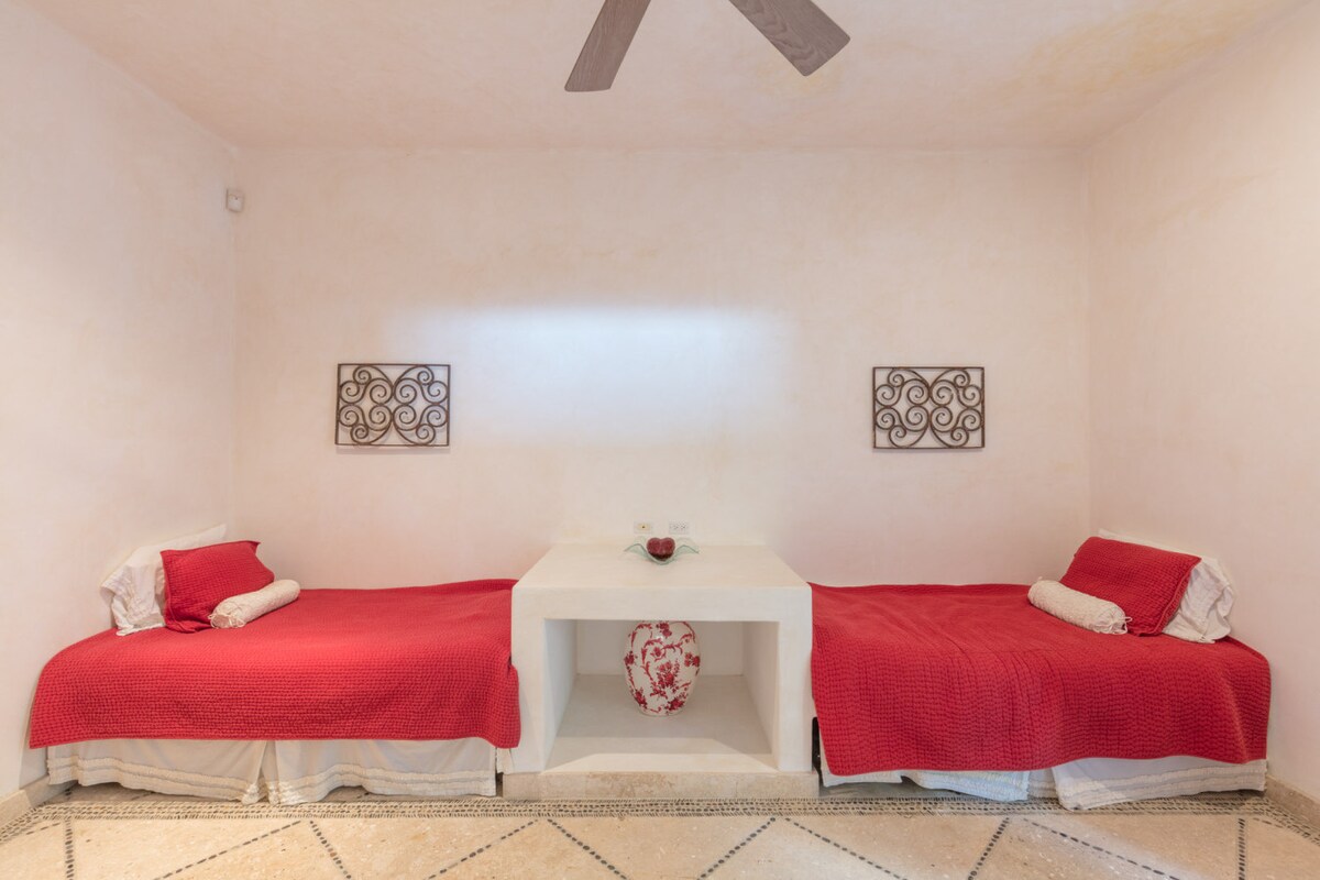 Bedroom 4 - Adjacent room with 2 single beds