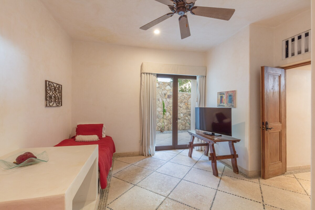 Bedroom 4 - Adjacent room with 2 single beds