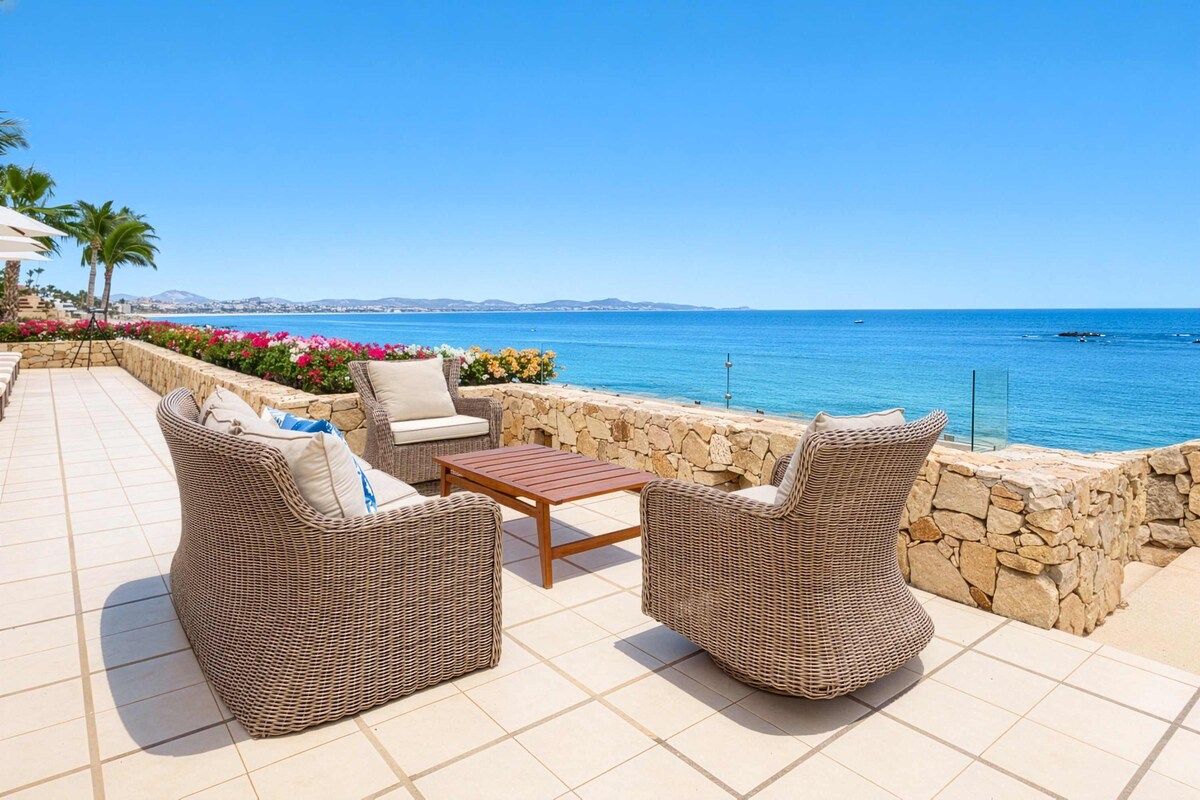 Relaxed outdoor lounge area — ideal for sundowners and ocean gazing.