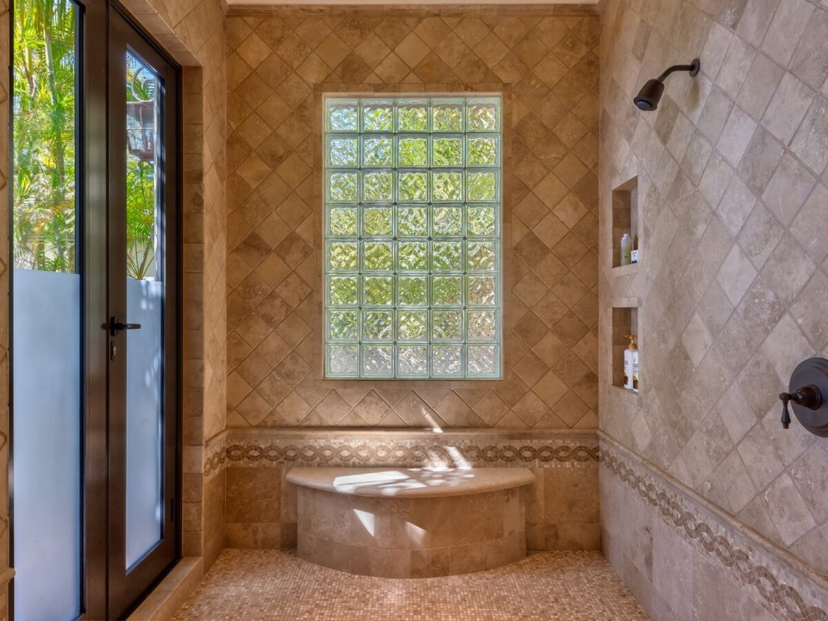 Full bathroom 5 image 1