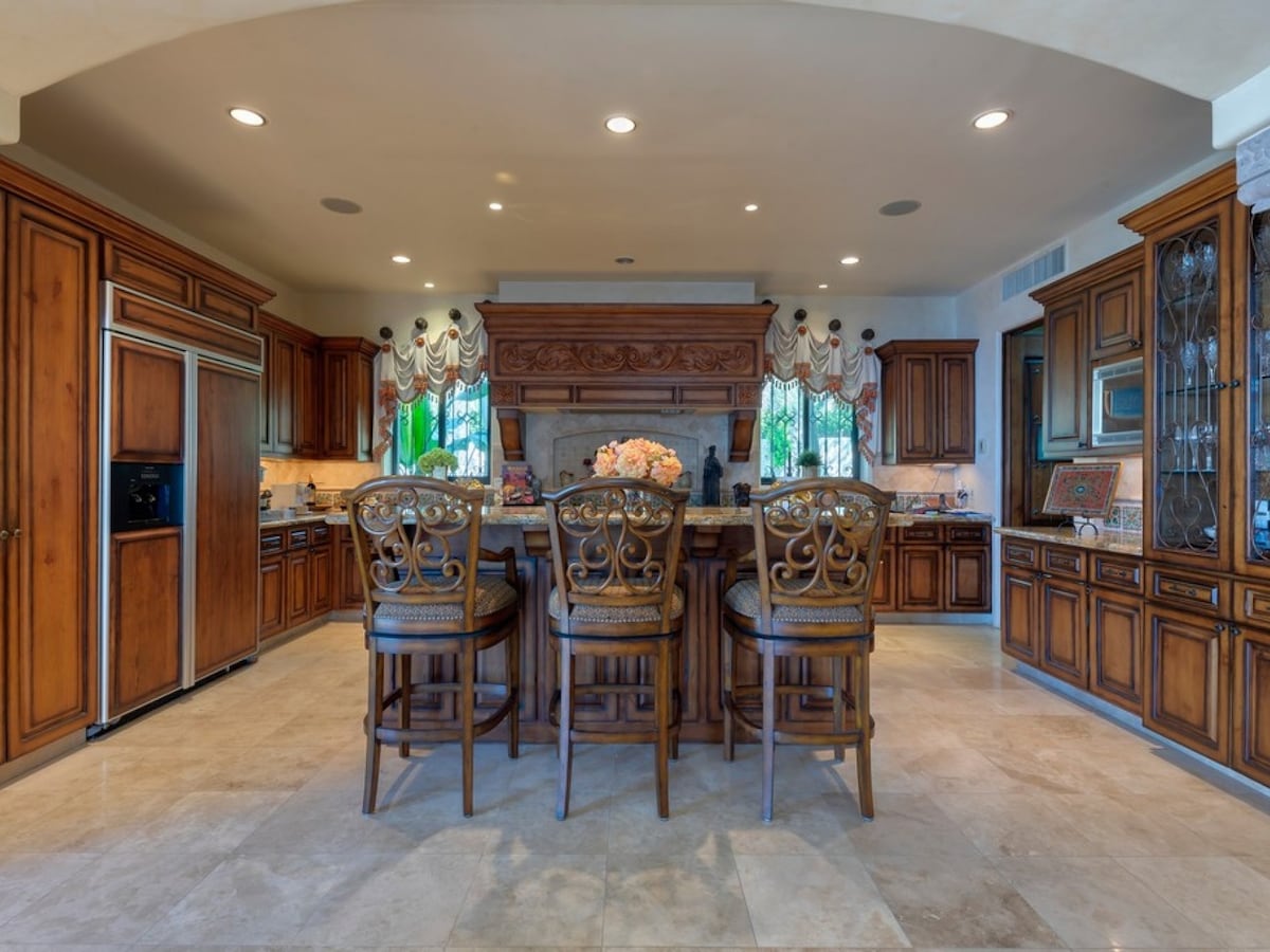 Dining area image 3