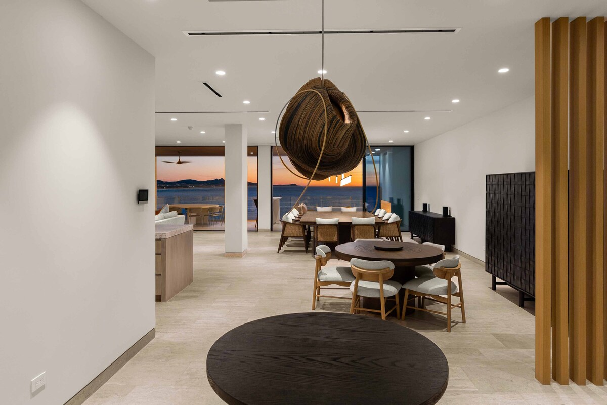 Dining area image 7