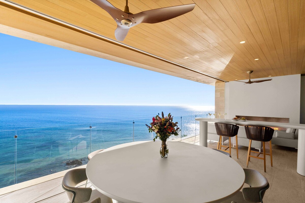Dining area image 16