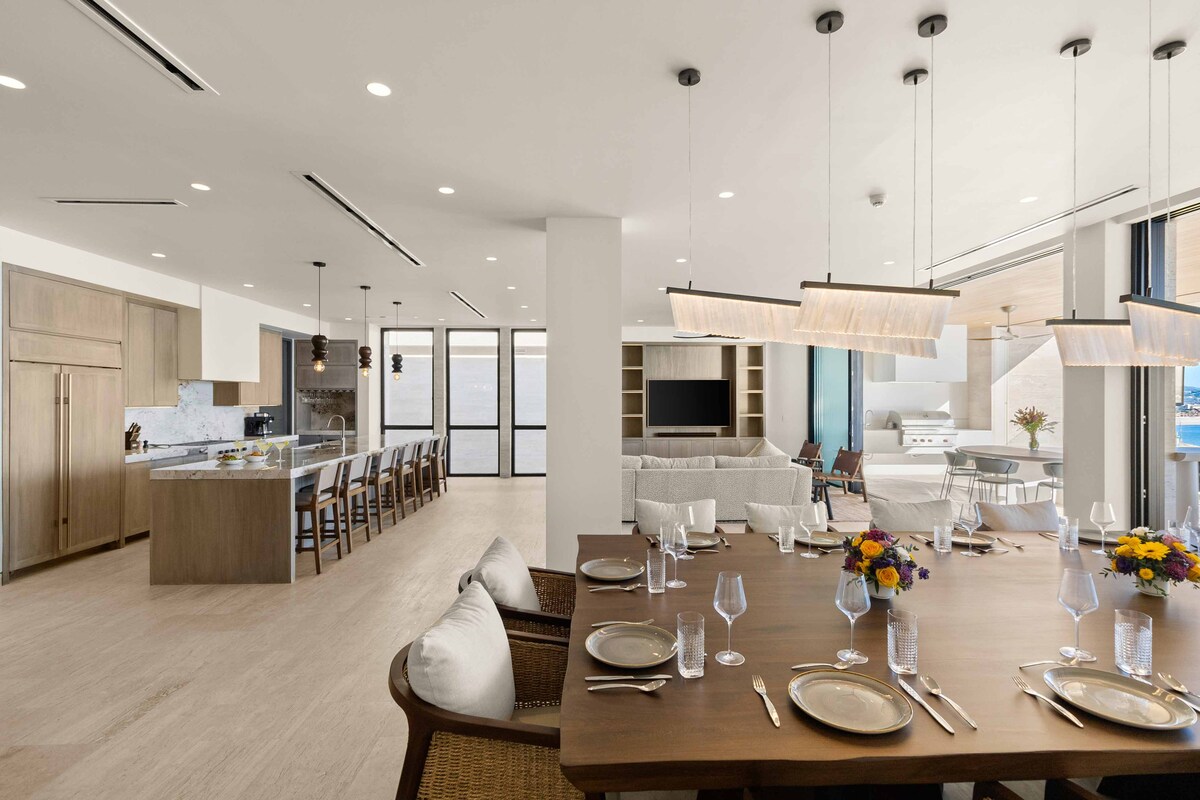 Dining area image 13