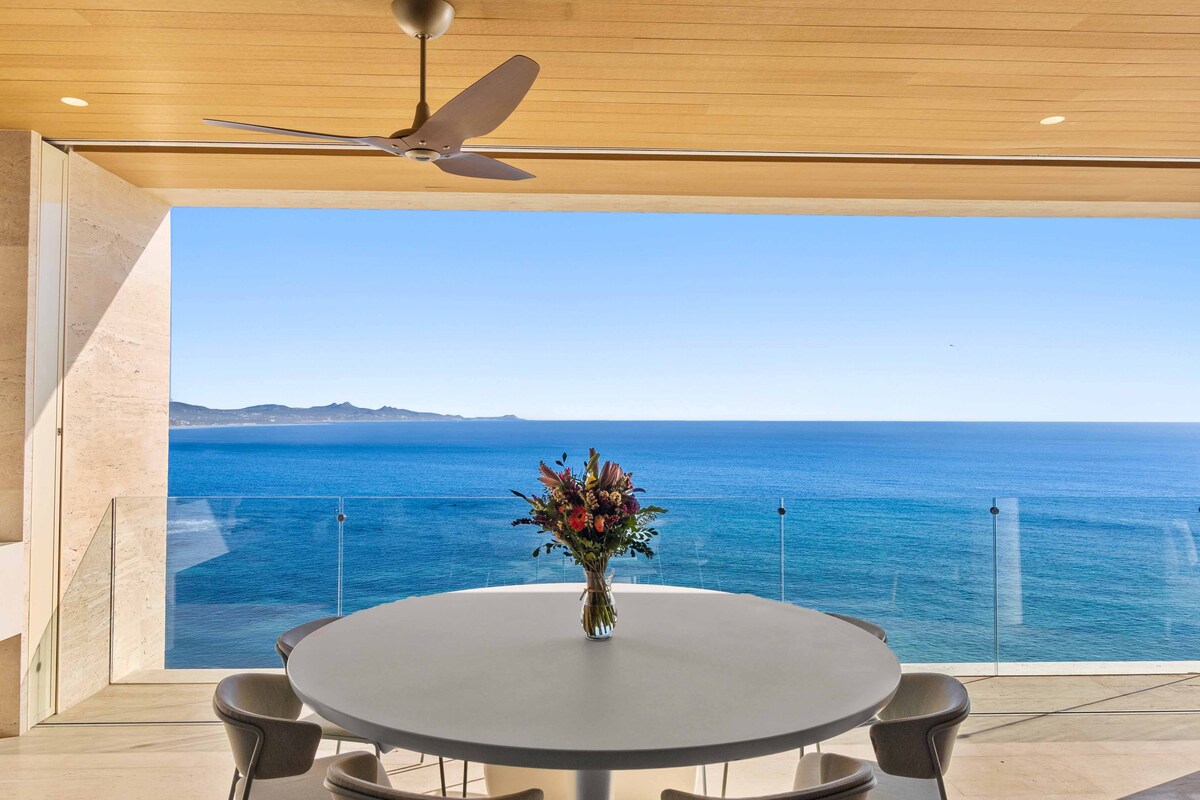 Dining area image 15