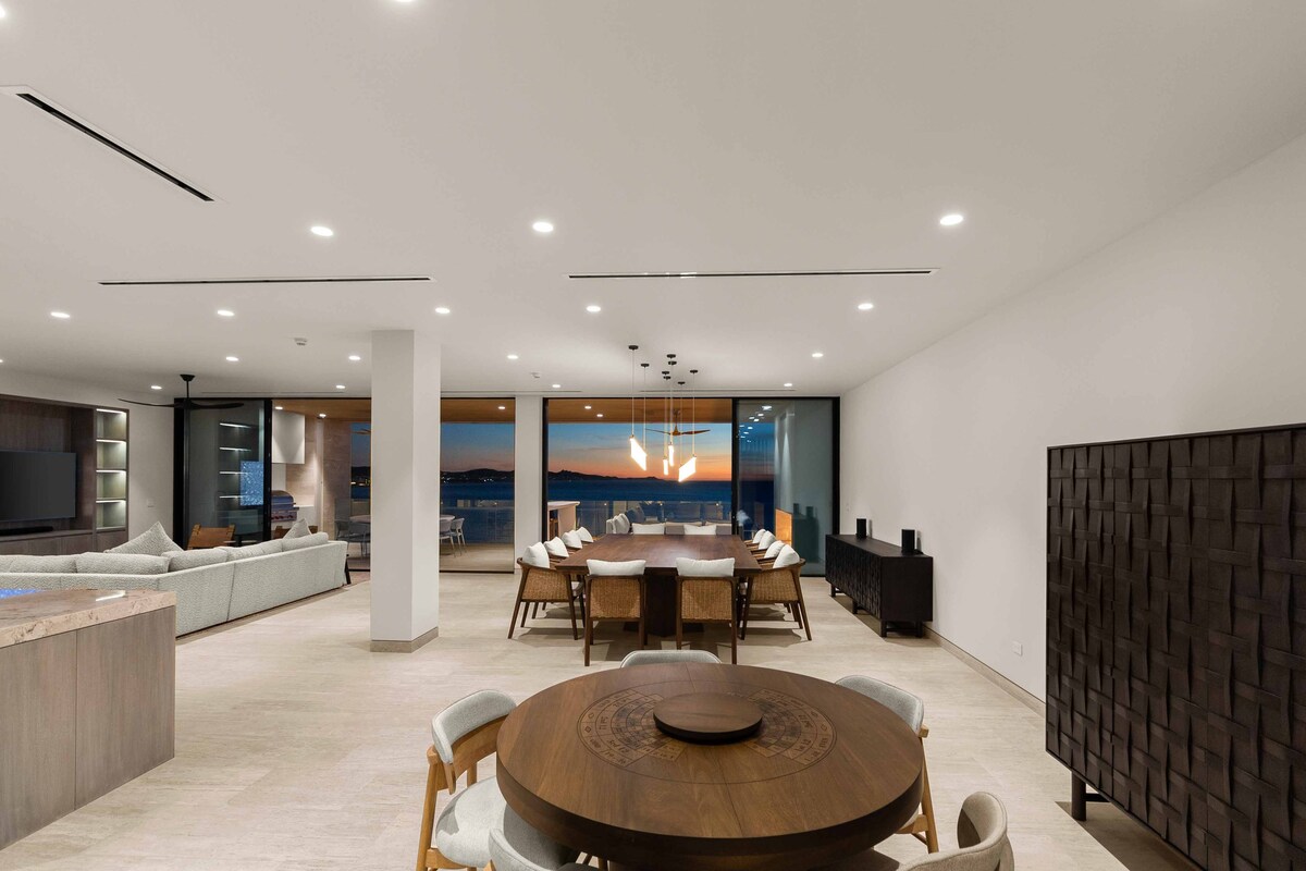 Dining area image 6