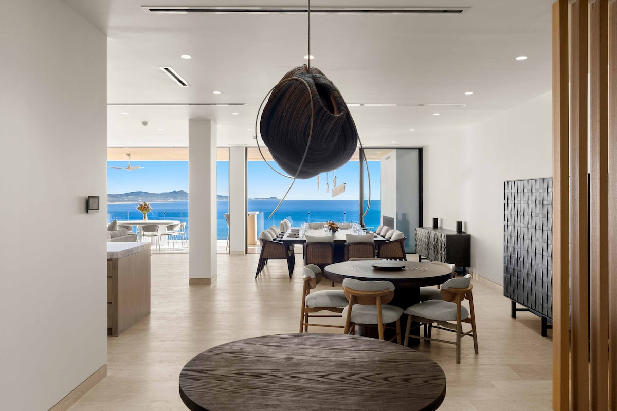 Dining area image 8