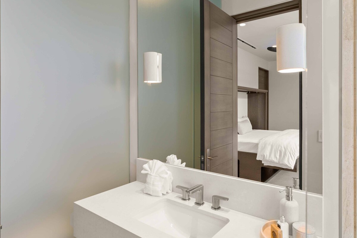 Half bathroom image 1