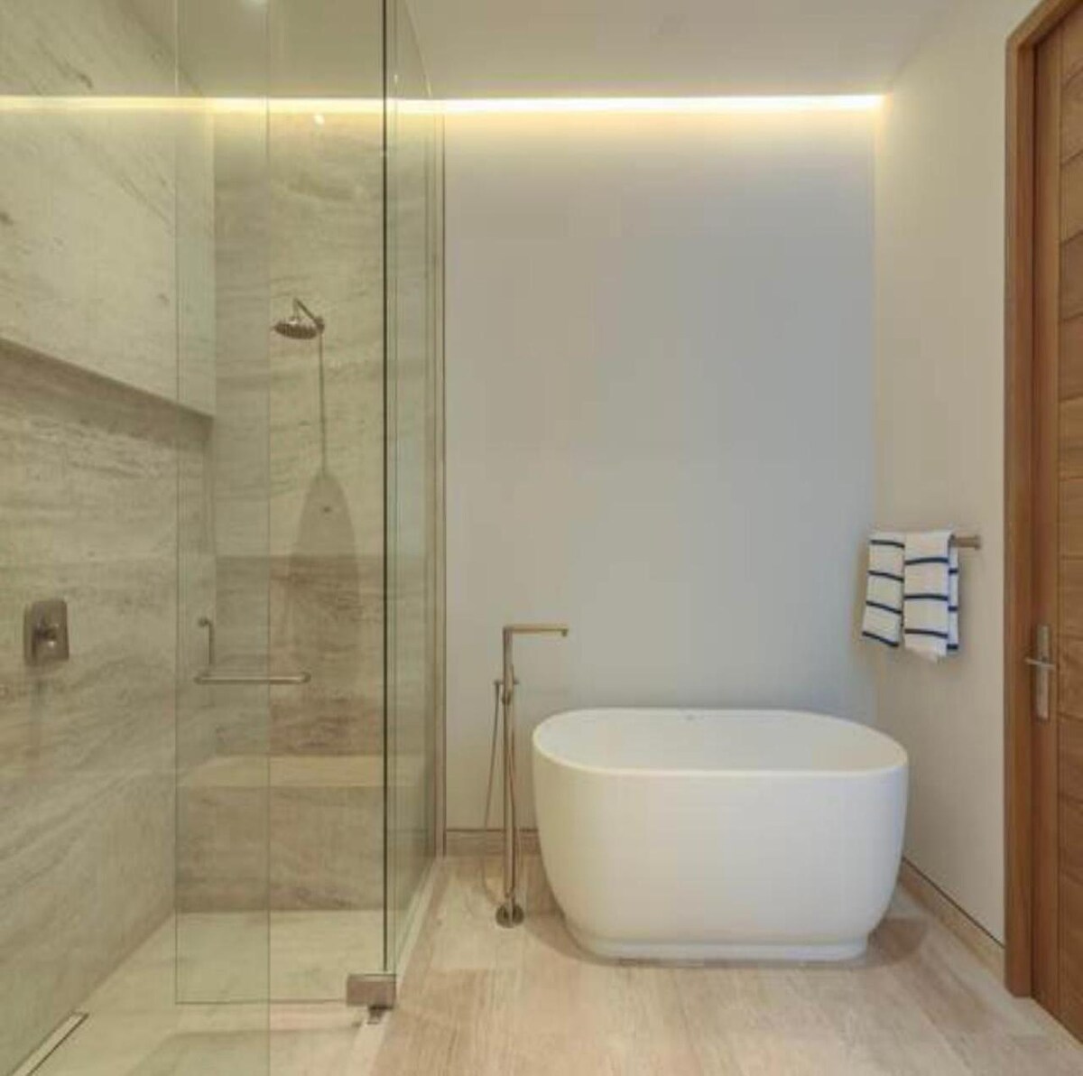 Full bathroom 1 image 1
