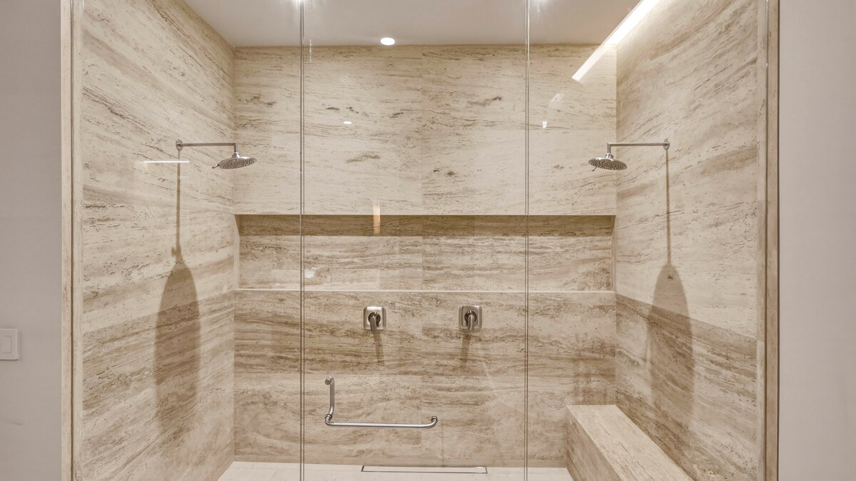Full bathroom 2 image 3
