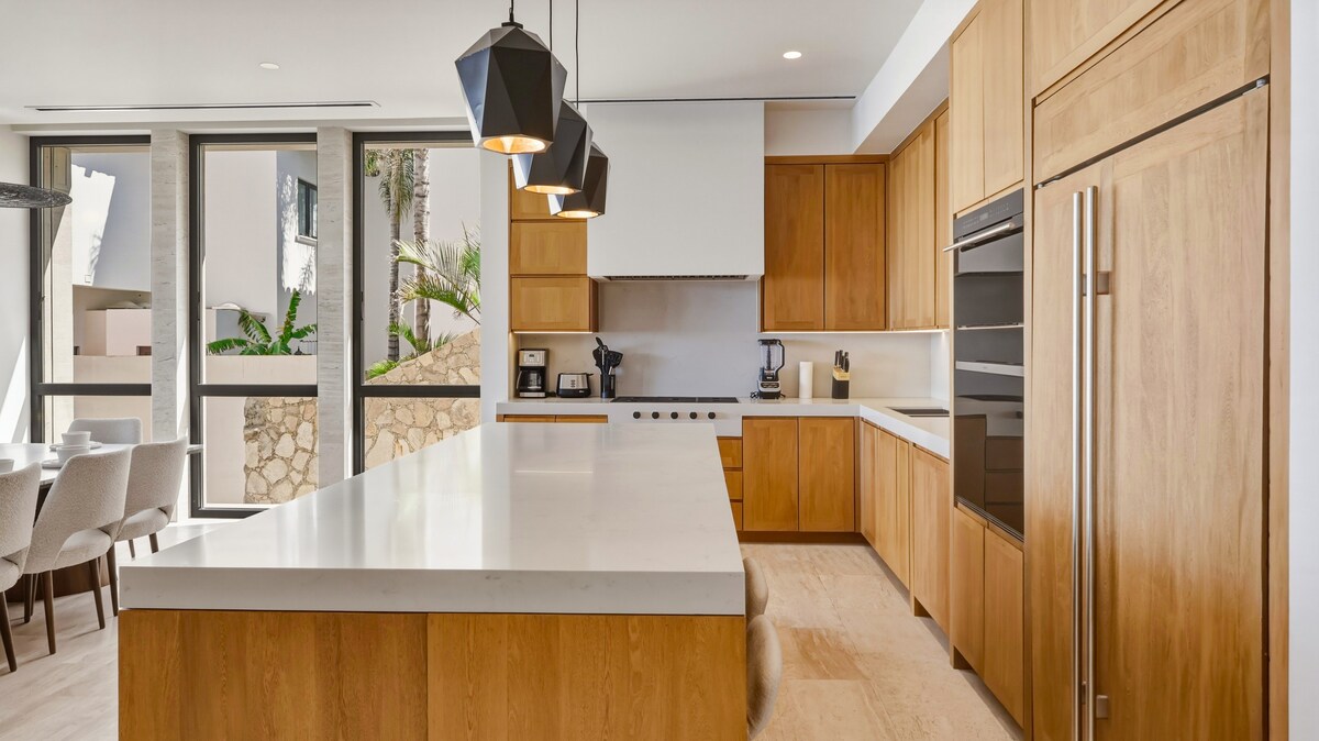 Dining area image 8