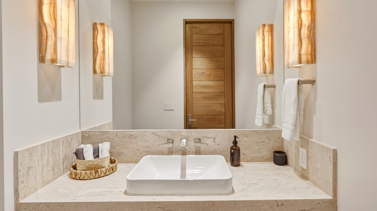 Half bathroom image 1