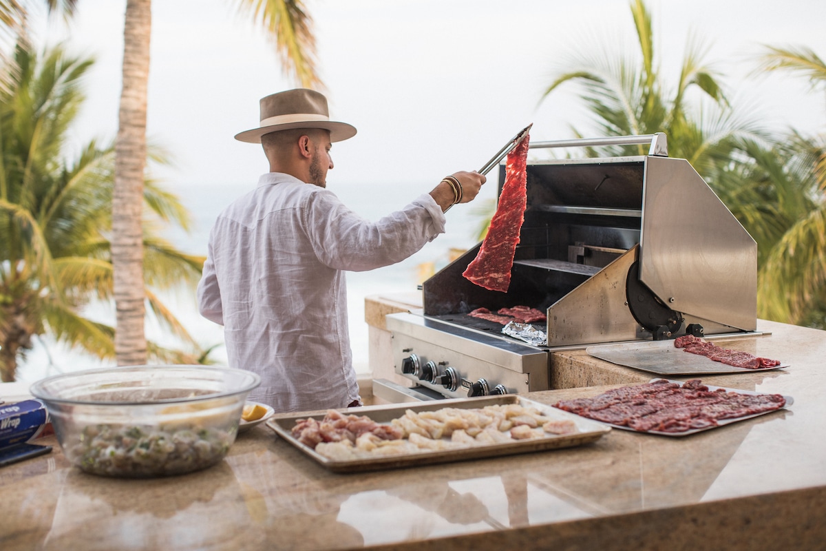 A wonderful bbq that is cleaned daily and ready for you!