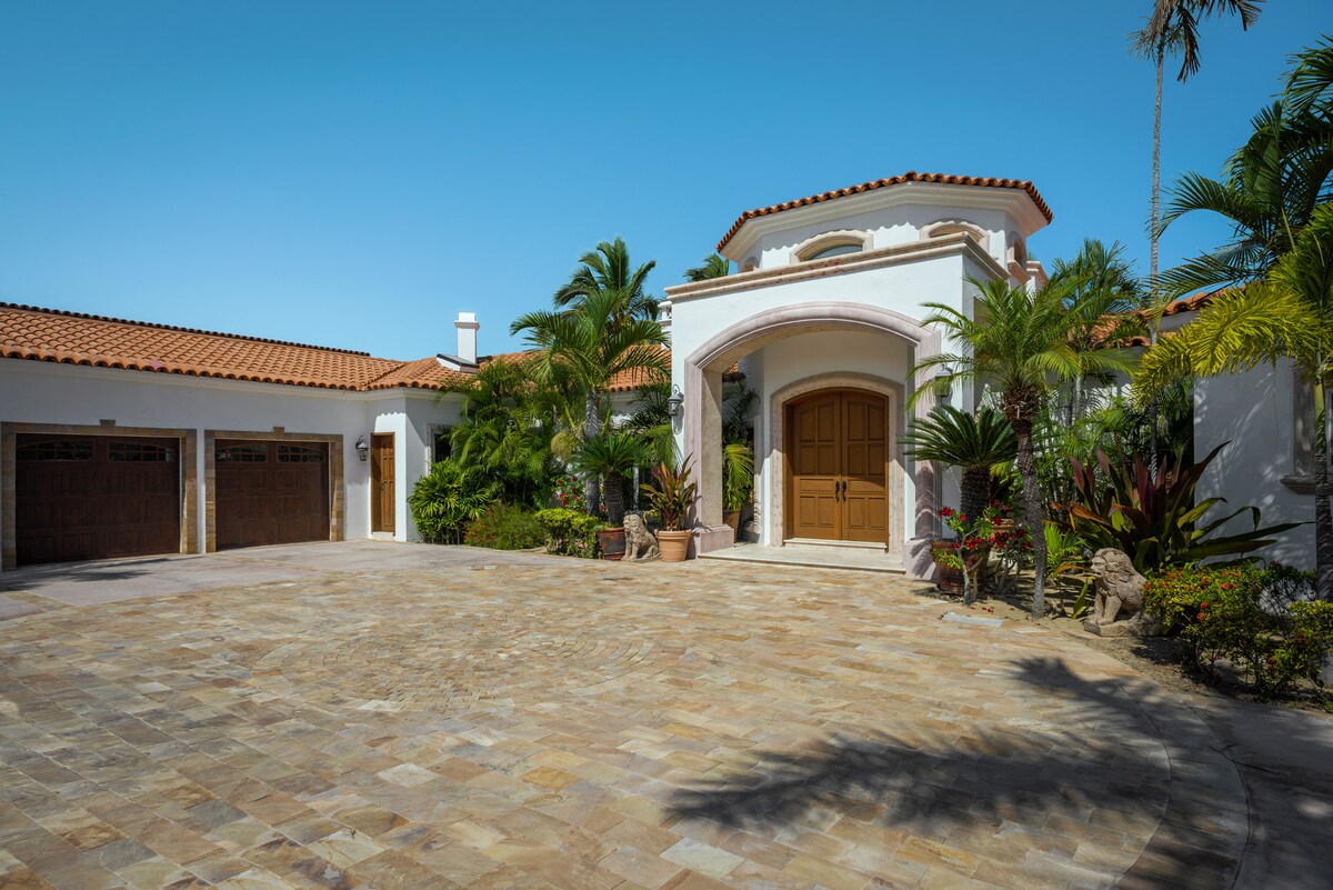 Villa Paraiso Cabo large driveway and garages