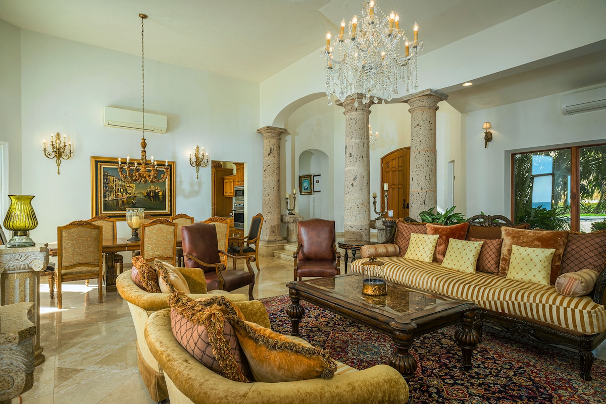 Villa Paraiso Cabo main couch and table area