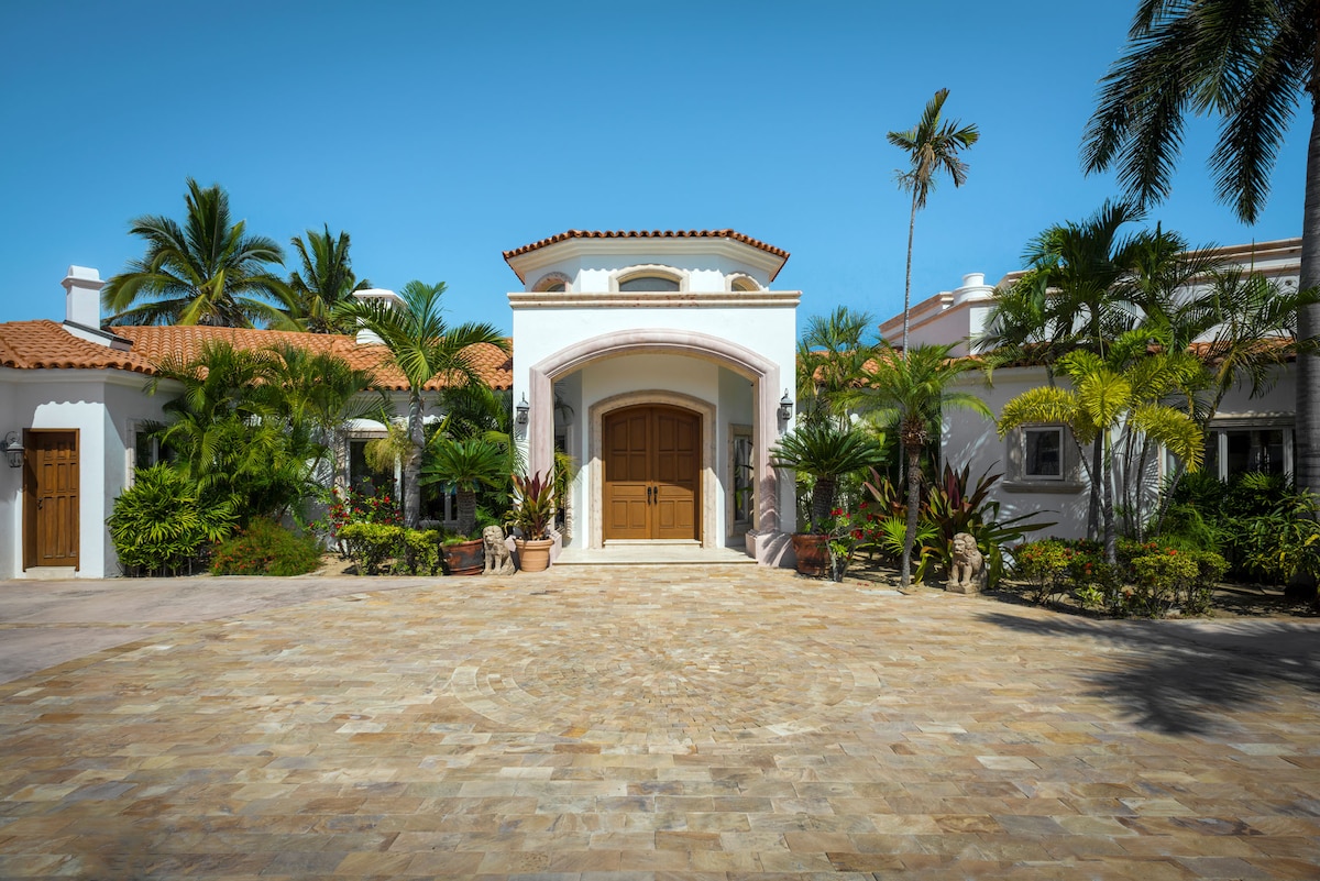 Villa Paraiso Cabo front door entrance