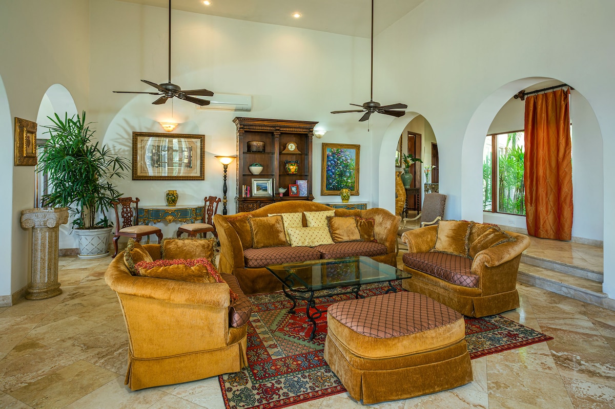 Villa Paraiso Cabo family room couch