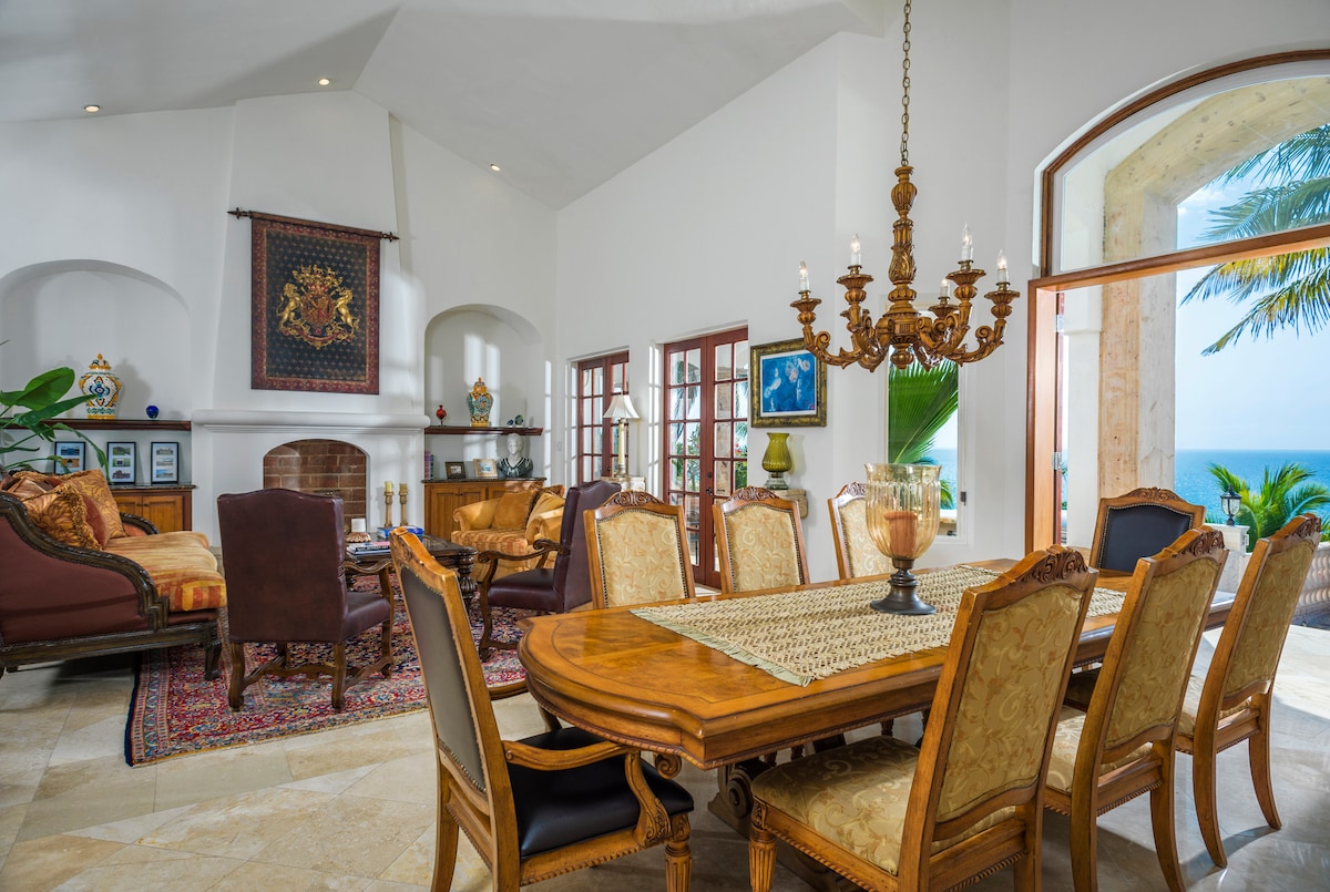 Villa Paraiso Cabo dining room table