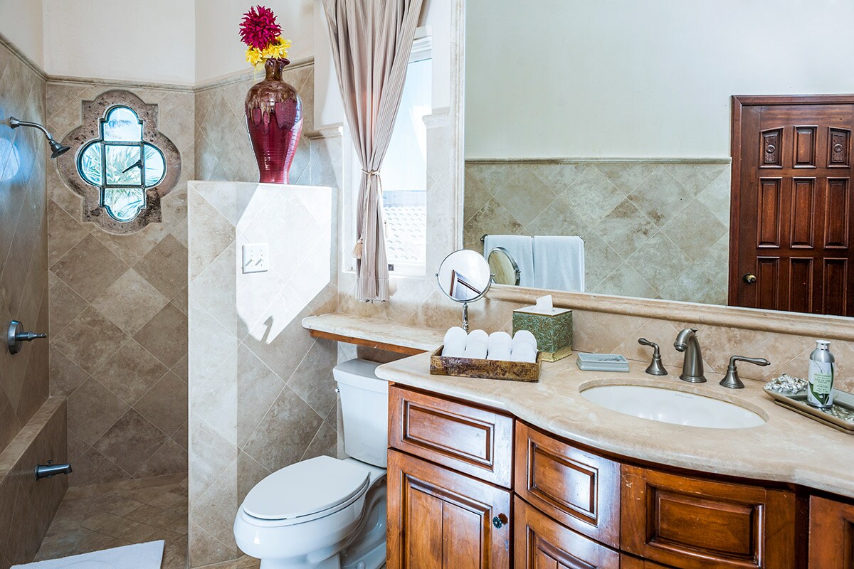Villa Paraiso Cabo third bathroom