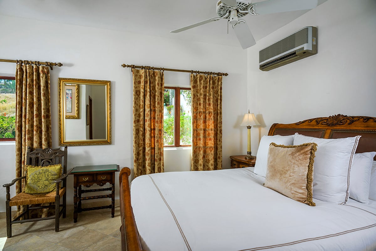 Villa Paraiso Cabo fourth bedroom with windows