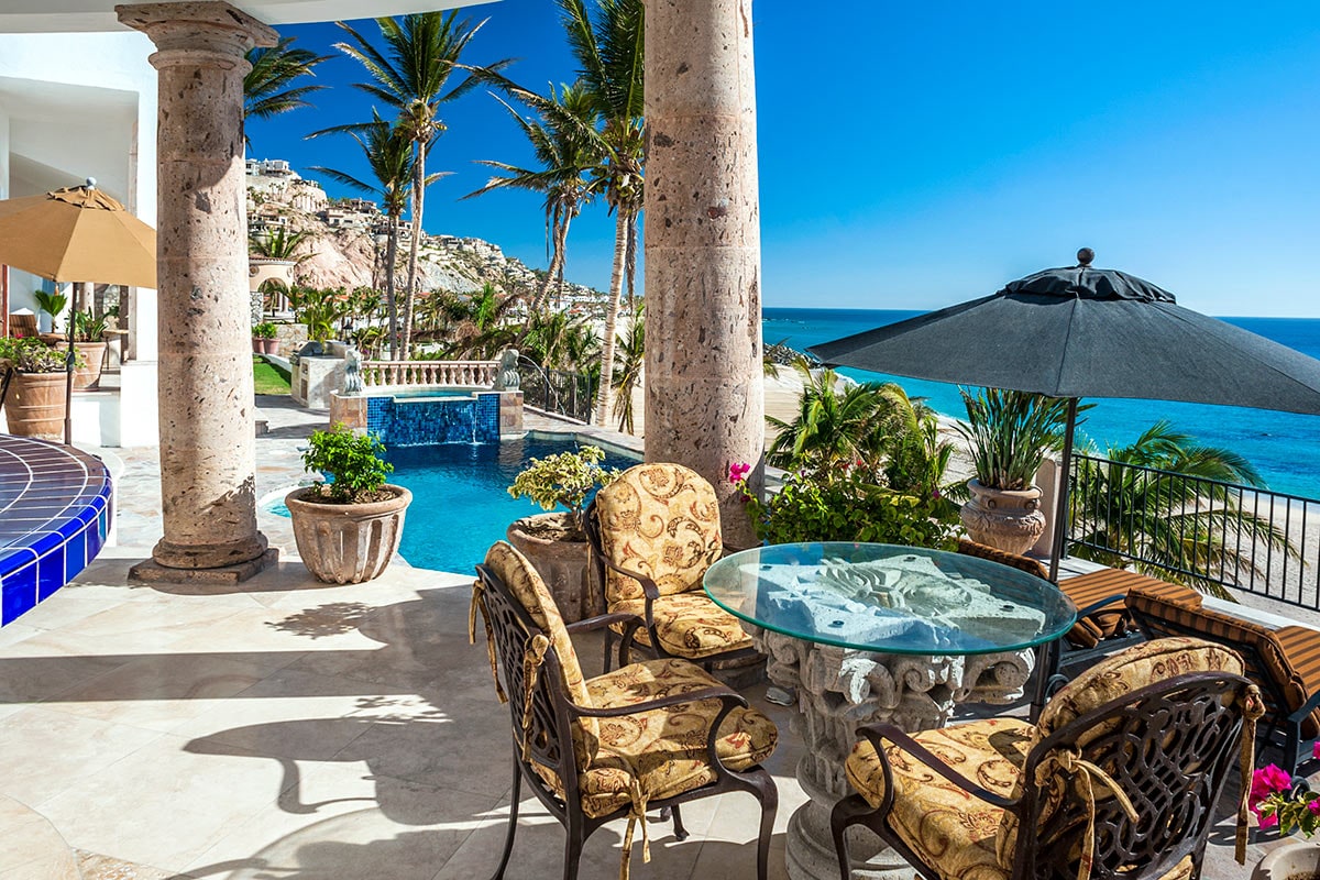 Villa Paraiso Cabo poolside table on the waterfront