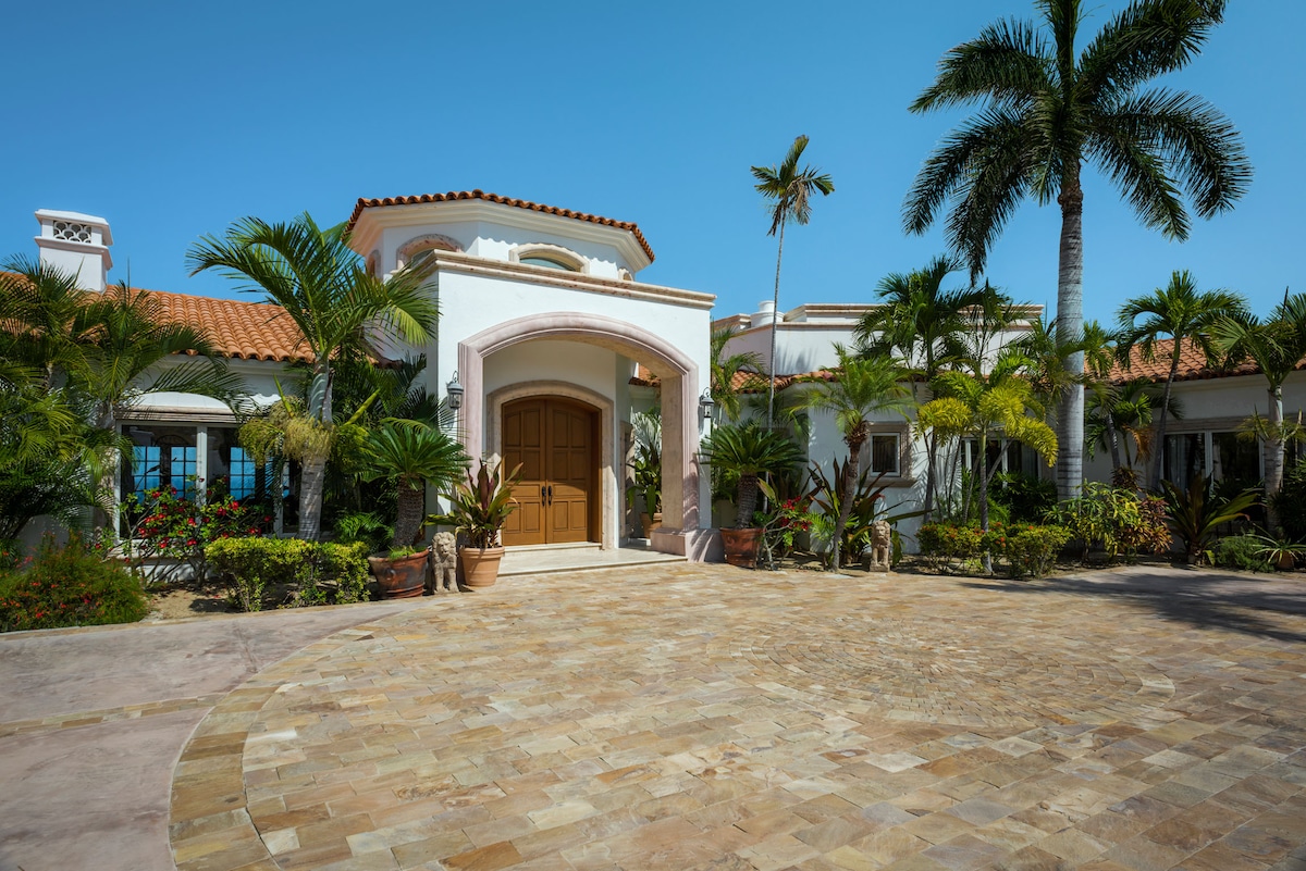 Villa Paraiso Cabo front door driveway area