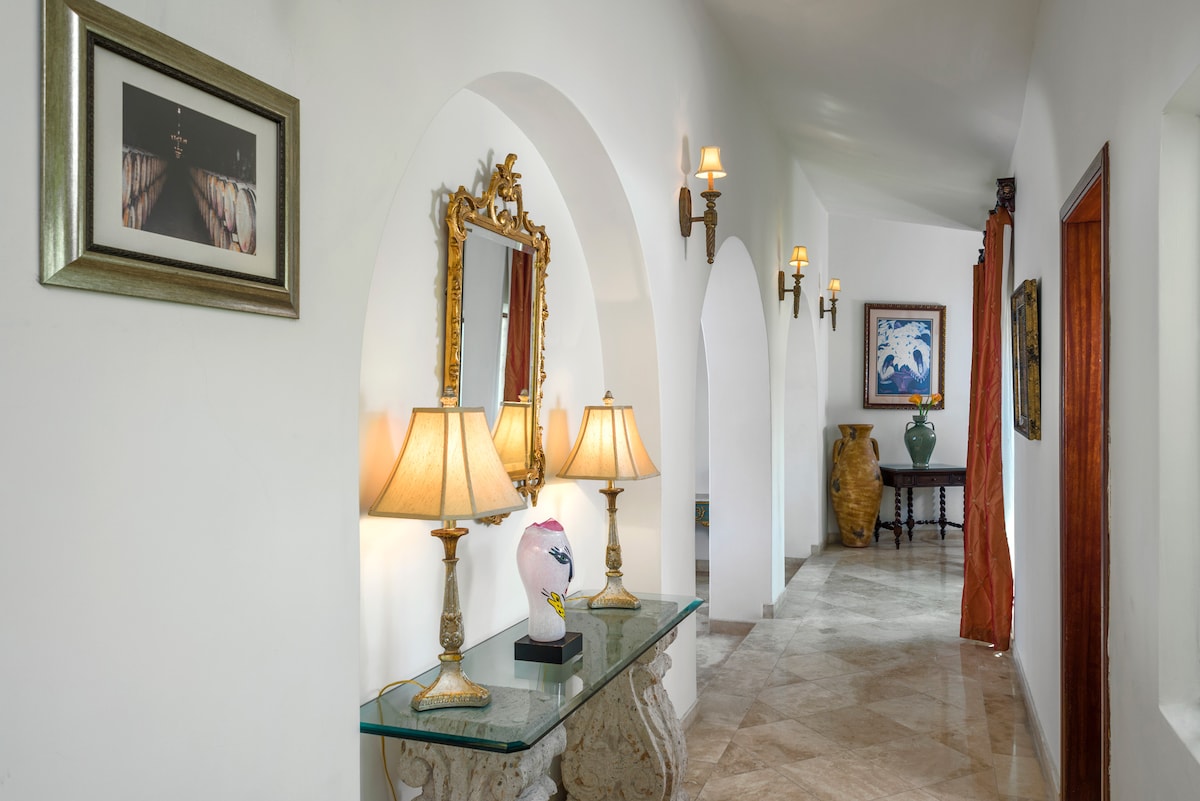 Villa Paraiso Cabo hallway
