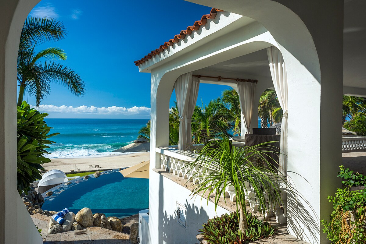 View through the poolside arches to the infinity pool and the ocean at Casa Edwards, Palmilla