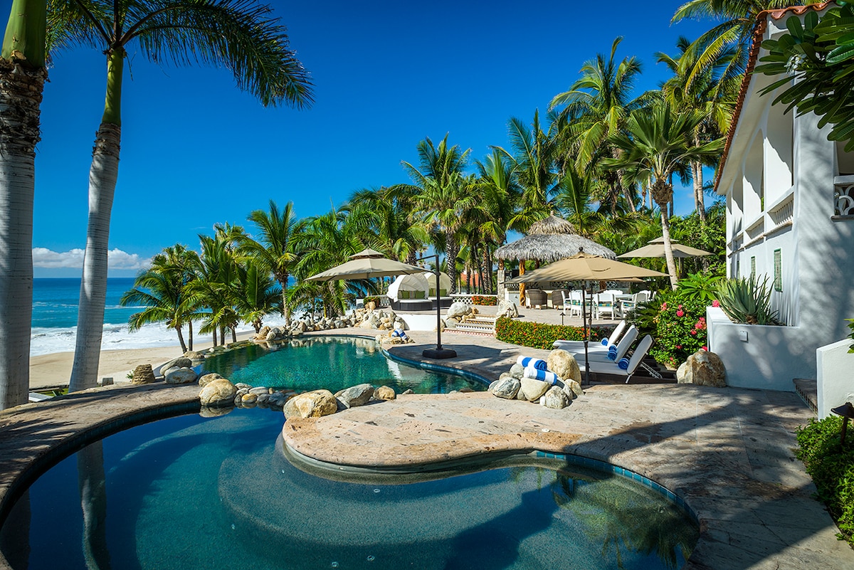 Swimming pool and jacuzzi with independent heating beside the beach at Casa Edwards, Palmilla