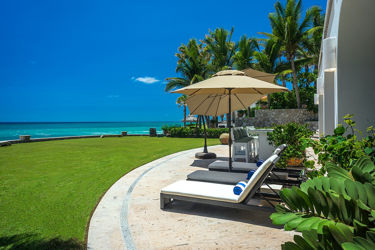 Sun loungers set on the oceanfront lawn facing the beach at Casa Edwards, Palmilla