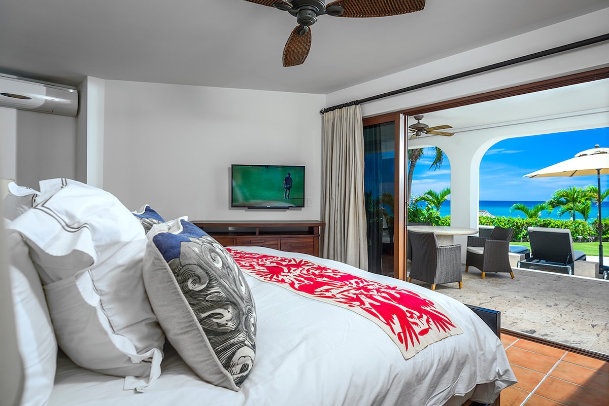Ocean-view en-suite bedroom opening onto the terrace at Casa Edwards, Palmilla, Los Cabos