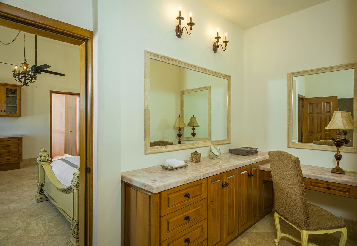 Villa Paraiso Cabo suite half bathroom area