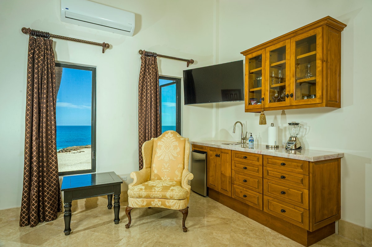 Villa Paraiso Cabo suite mini fridge and bar