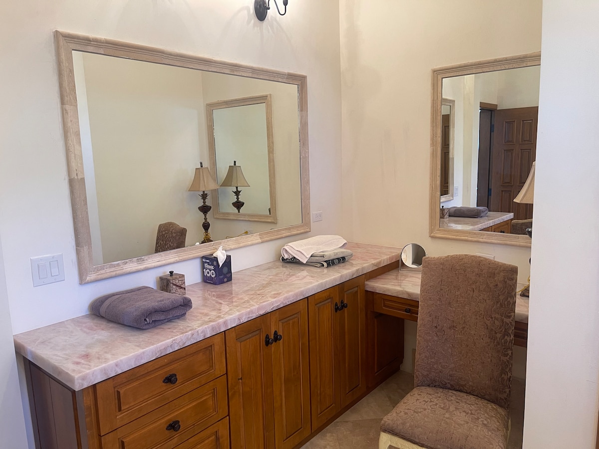 Villa Paraiso Cabo suite bathroom area