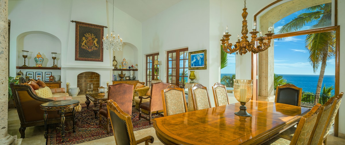 Villa Paraiso Cabo large family room with ocean views