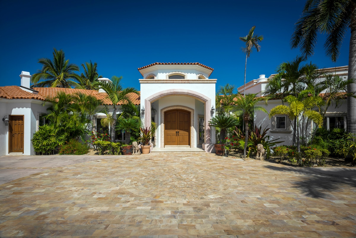 Villa Paraiso private courtyard