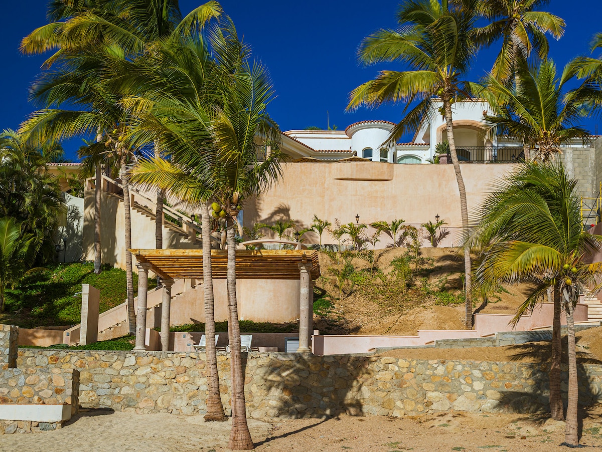 Villa Paraiso Cabo steps to the beach
