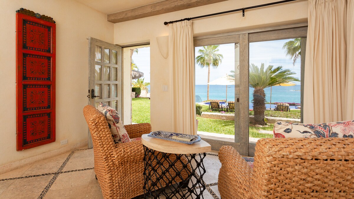 Villa Pacifica - Seating are in poolside suite