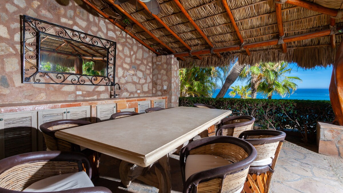 Villa Pacifica - Outdoor dining area with breathtaking view of the ocean